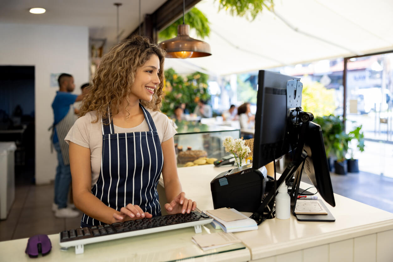 Persona usando sistema POS